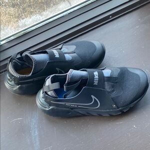 NIKE sneakers size 6Y. No Tags. No Box. Like new.